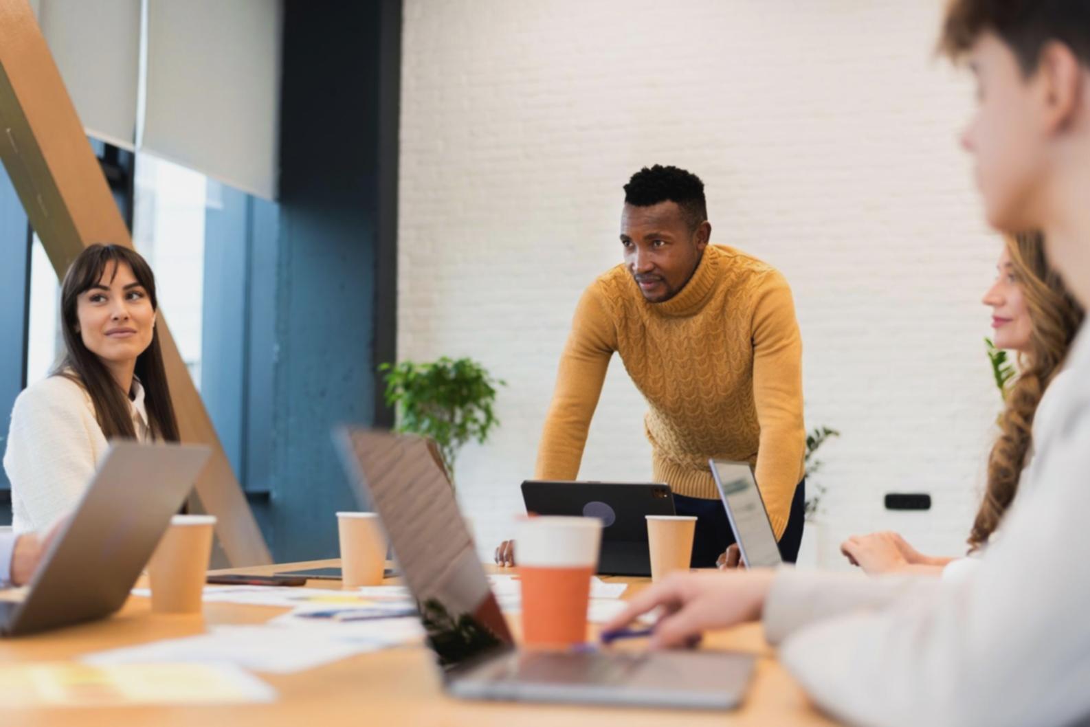 Profissional analisando dados financeiros num ambiente de escritório moderno